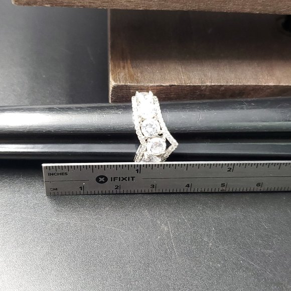 Size 7 Sterling Silver Stunning Cubic Zirconia V Ring - Picture 7 of 8